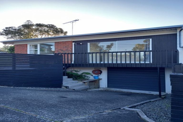Photo of property in 1/20 Penning Road, Castor Bay, Auckland, 0620