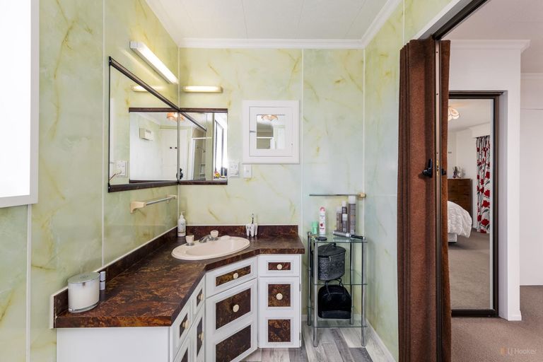 Photo of property in 23 Timaru Road, Waimate, 7924