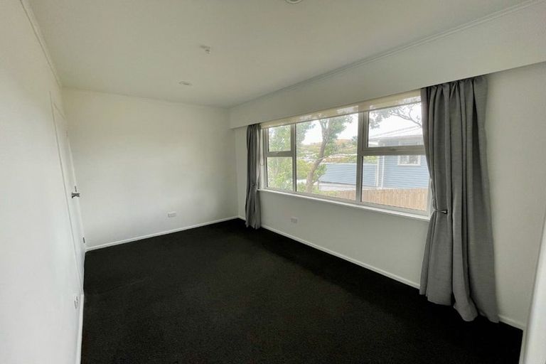 Photo of property in 28 Brooker Grove, Newlands, Wellington, 6037