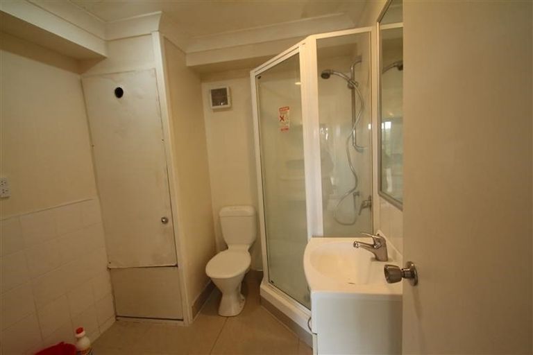 Photo of property in 77 Lake Road, Northcote, Auckland, 0627