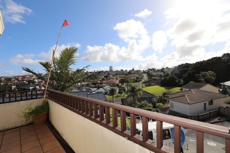 Photo of property in 12 De Havilland Drive, Goodwood Heights, Auckland, 2105