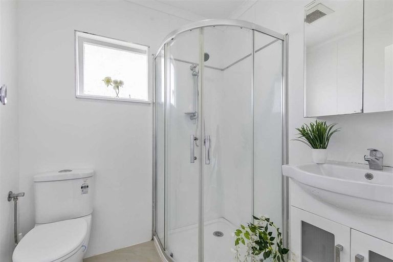 Photo of property in 2/16 Diana Drive, Glenfield, Auckland, 0627