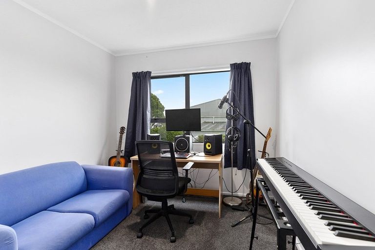 Photo of property in 5 Bayswater Place, Newlands, Wellington, 6037