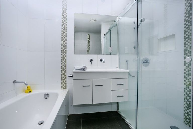 Photo of property in 4 King Richard Place, Browns Bay, Auckland, 0630