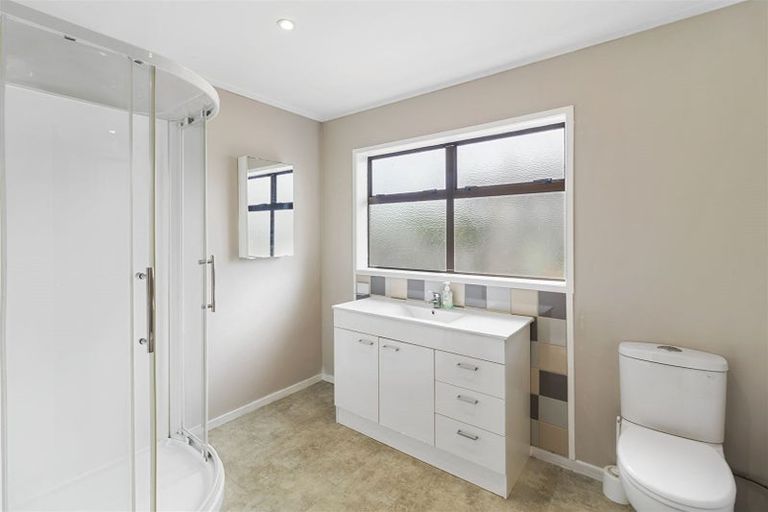 Photo of property in 1/9 Gloria Avenue, Te Atatu Peninsula, Auckland, 0610