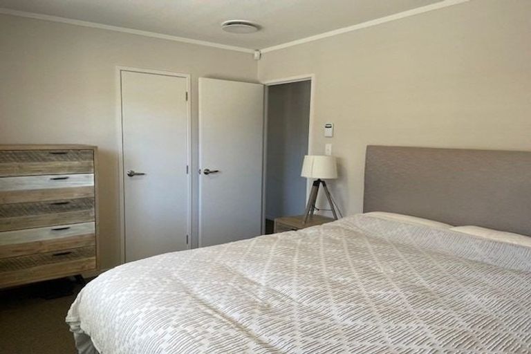 Photo of property in 7 Donzella Place, Conifer Grove, Takanini, 2112