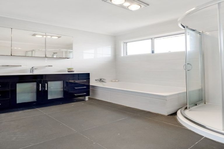 Photo of property in 129 Botany Road, Botany Downs, Auckland, 2010