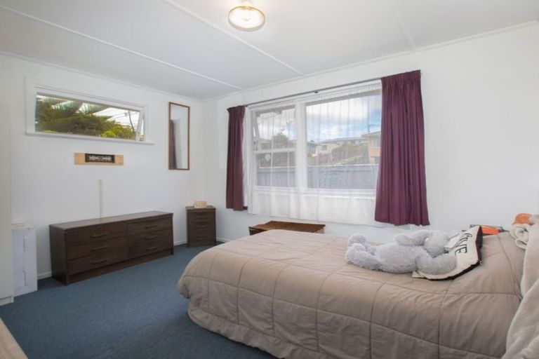 Photo of property in 124 Driver Crescent, Cannons Creek, Porirua, 5024