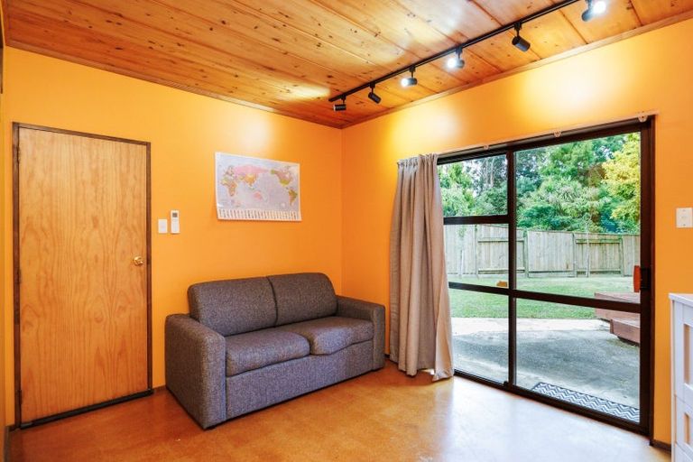 Photo of property in 11 Hillgrove Place, Fitzherbert, Palmerston North, 4410