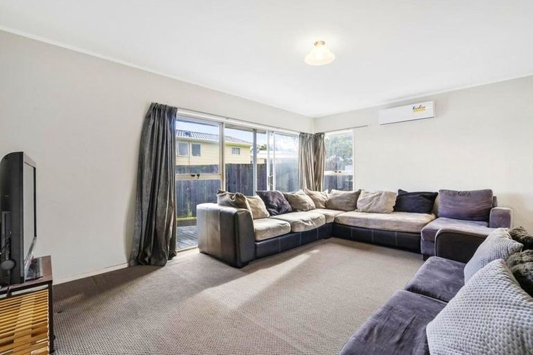 Photo of property in 314 Roscommon Road, Clendon Park, Auckland, 2103