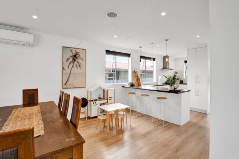 Photo of property in 15 Kowhai Street, Strandon, New Plymouth, 4312