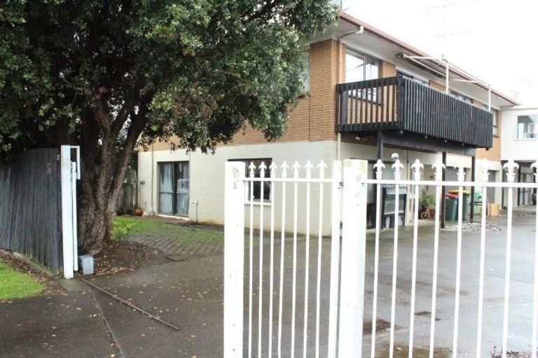 Photo of property in 1/53 Butley Drive, Farm Cove, Auckland, 2012