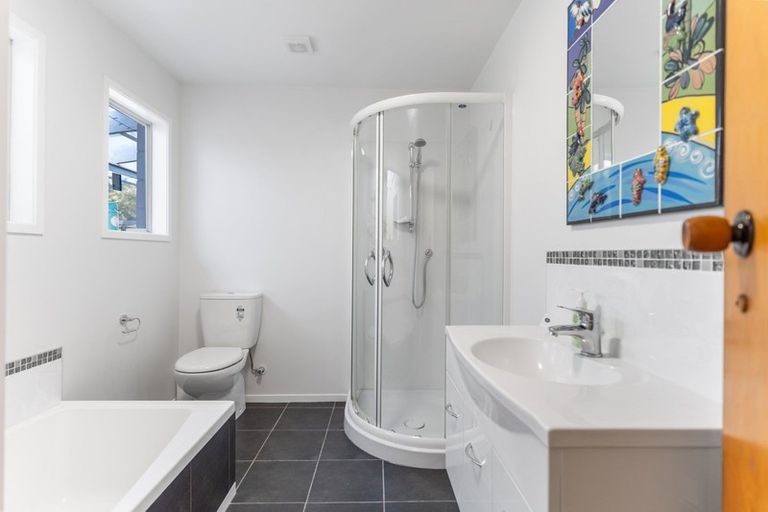 Photo of property in 4 Melandra Road, Stanmore Bay, Whangaparaoa, 0932