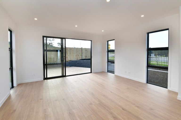 Photo of property in 15 Makenu Crescent, Wainui, Silverdale, 0992