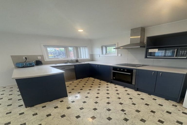 Photo of property in 14 Beazley Place, Glendene, Auckland, 0602