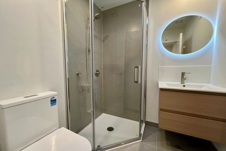 Photo of property in 8/506 Glenfield Road, Bayview, Auckland, 0629