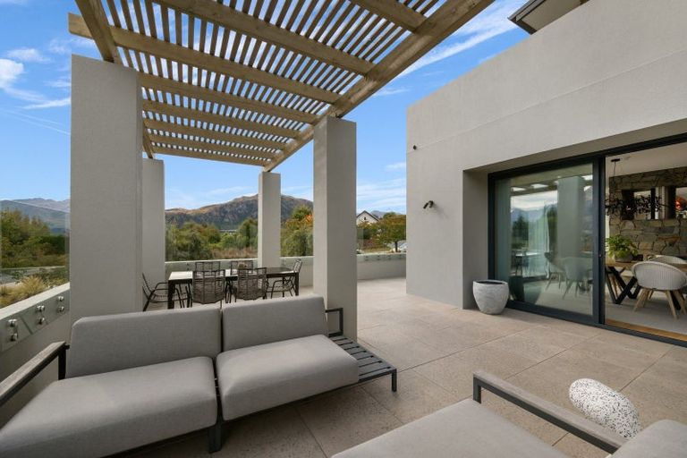 Photo of property in 8b Minaret Ridge, Wanaka, 9305