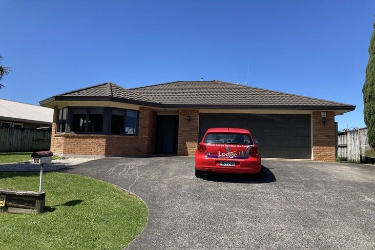 Photo of property in 35 Waiwherowhero Drive, St Andrews, Hamilton, 3200