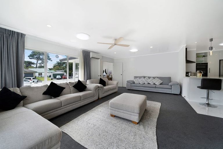 Photo of property in 15 Lanier Place, Glendene, Auckland, 0602