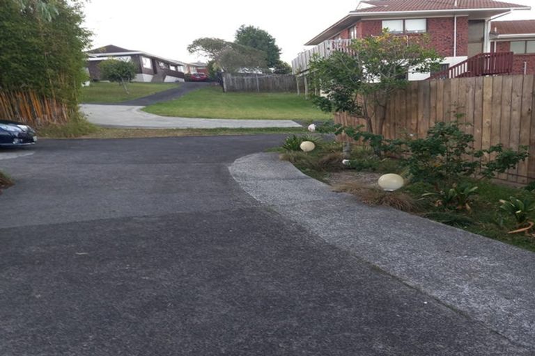 Photo of property in 14 Lydford Place, Glendene, Auckland, 0602