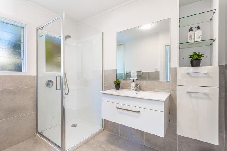 Photo of property in 2/7 Onepoto Road, Hauraki, Auckland, 0622