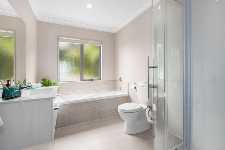 Photo of property in 2 Brindle Way, Newlands, Wellington, 6037