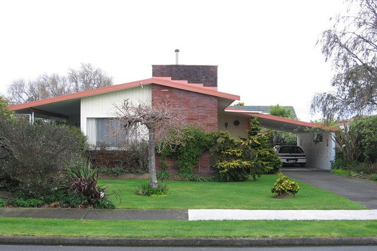Photo of property in 4 Athlone Place, Hokowhitu, Palmerston North, 4410