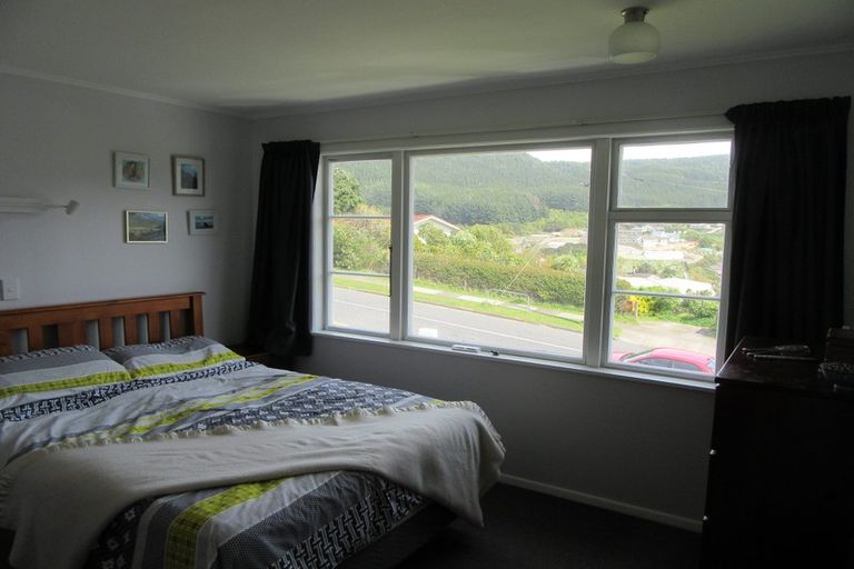 Photo of property in 91 Taylor Terrace, Tawa, Wellington, 5028