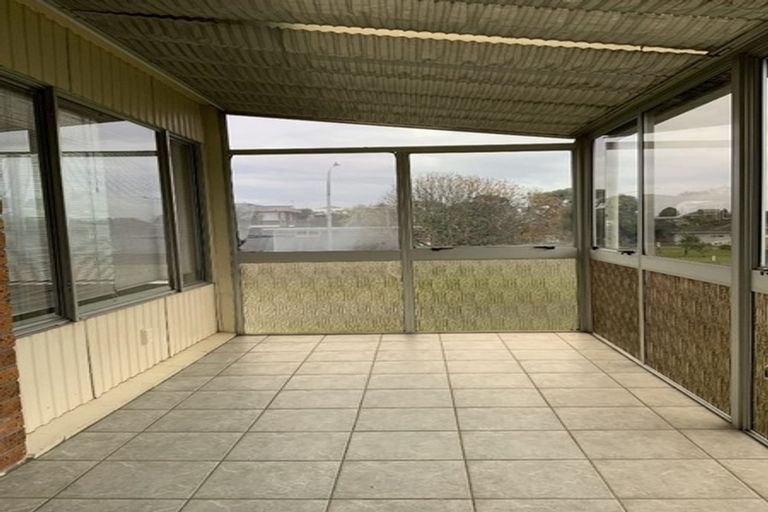 Photo of property in 54 Manhattan Heights, Glendene, Auckland, 0602