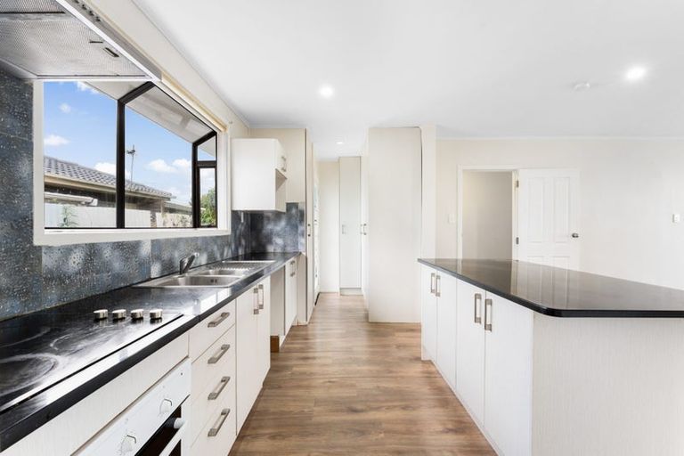 Photo of property in 128 Cobham Crescent, Kelston, Auckland, 0602