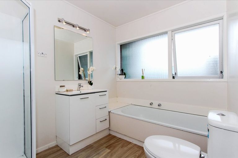 Photo of property in 21 Rotoiti Avenue, Pakuranga Heights, Auckland, 2010