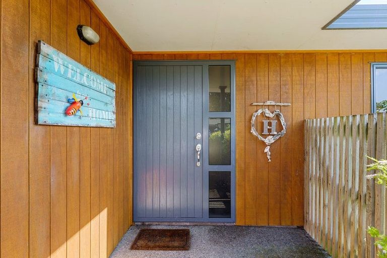 Photo of property in 4 Leanne Way, Waikanae Beach, Waikanae, 5036