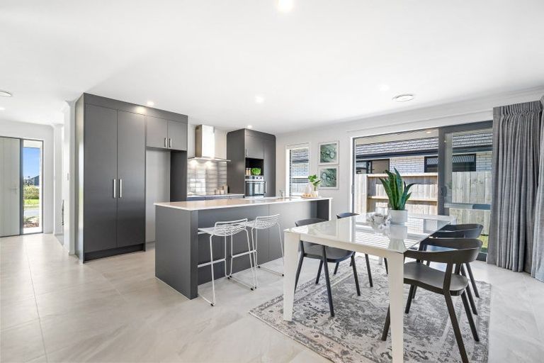 Photo of property in 77 Kaurinui Crescent, One Tree Point, 0118