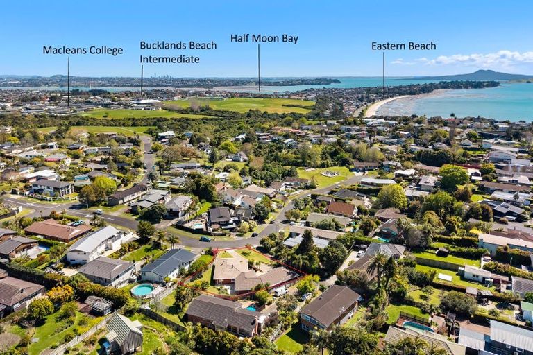 Photo of property in 15 Pickwick Parade, Mellons Bay, Auckland, 2014