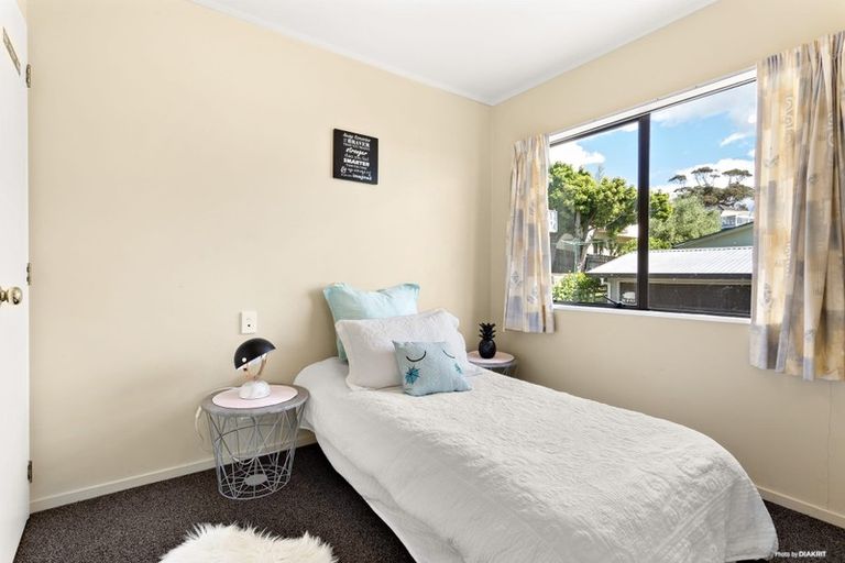Photo of property in 2/148 Sunset Road, Unsworth Heights, Auckland, 0632