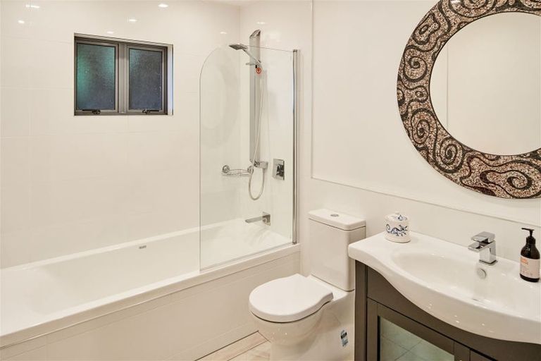 Photo of property in 8d Tawa Street, Eastbourne, Lower Hutt, 5013