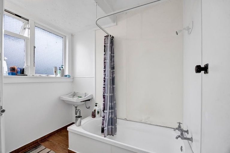 Photo of property in 12 Railway Street, Eltham, 4322