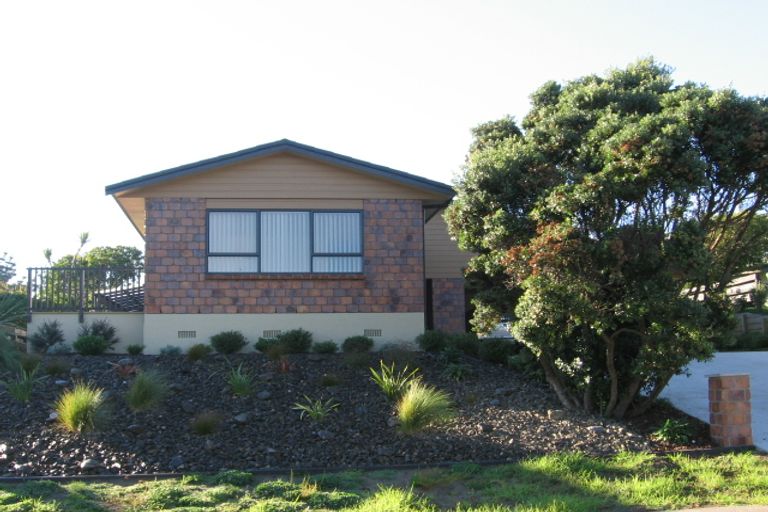 Photo of property in 22 Frimley Terrace, Waikanae Beach, Waikanae, 5036