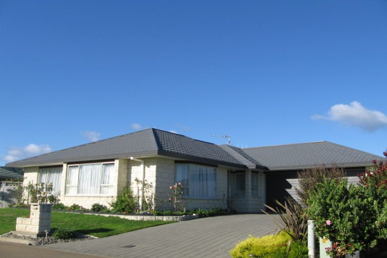 Photo of property in 15 Crown Hill, Paraparaumu, 5032