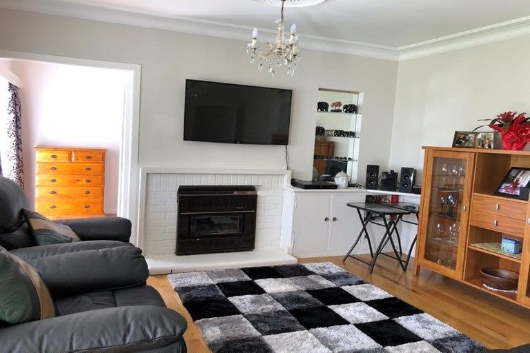 Photo of property in 18 Yeovil Road, Te Atatu Peninsula, Auckland, 0610