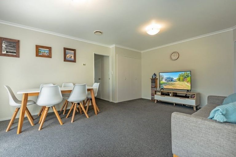 Photo of property in 3 Abby Road, Fitzherbert, Palmerston North, 4410