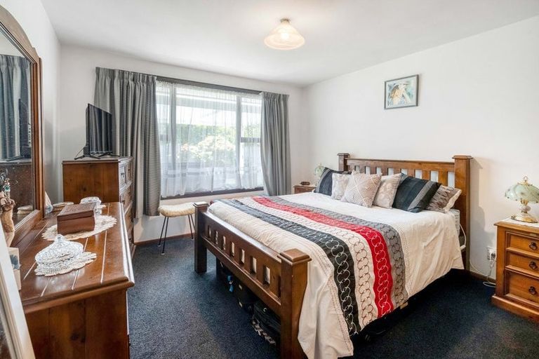 Photo of property in 15 Resolution Place, Bryndwr, Christchurch, 8053