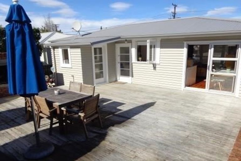 Photo of property in 18 Enderby Drive, Te Atatu Peninsula, Auckland, 0610