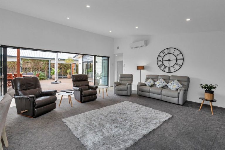 Photo of property in 11 Waitemata Drive, One Tree Point, 0118