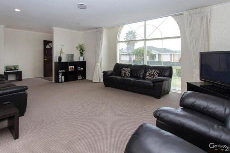 Photo of property in 7 Moyrus Crescent, East Tamaki Heights, Auckland, 2016
