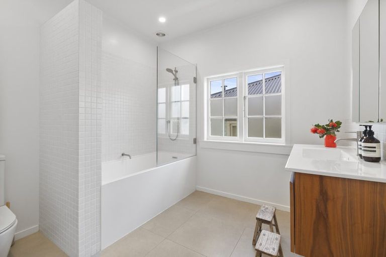Photo of property in 22 Seacombe Road, Point Chevalier, Auckland, 1022