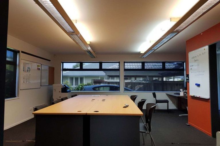 Photo of property in 1/108 Lincoln Road, Henderson, Auckland, 0610