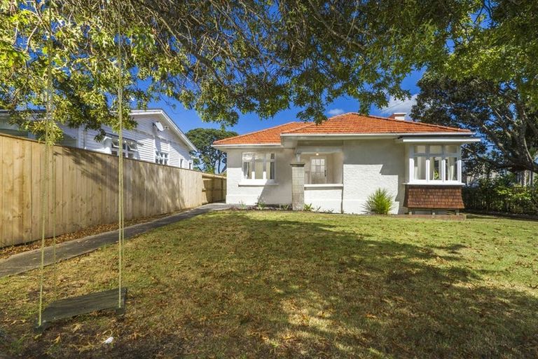 Photo of property in 147 Vauxhall Road, Narrow Neck, Auckland, 0624