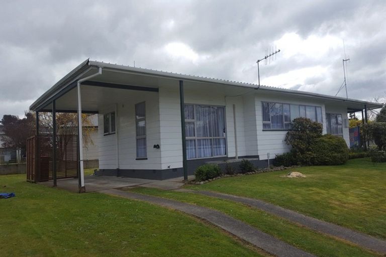 Photo of property in 1/145 Ruamahanga Crescent, Terrace End, Palmerston North, 4410