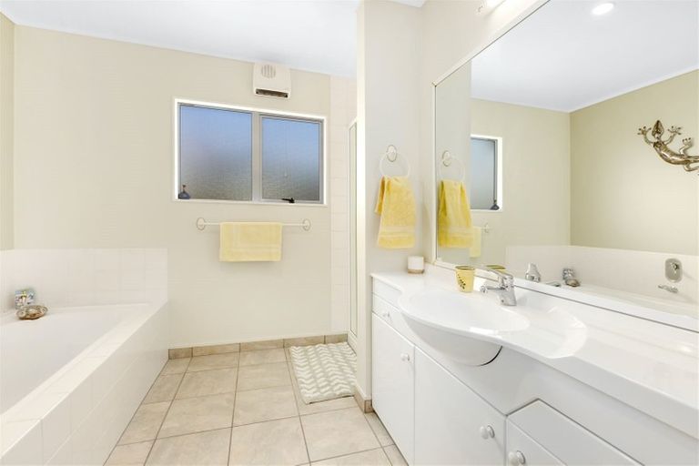 Photo of property in 9 Lanyon Place, Whitby, Porirua, 5024